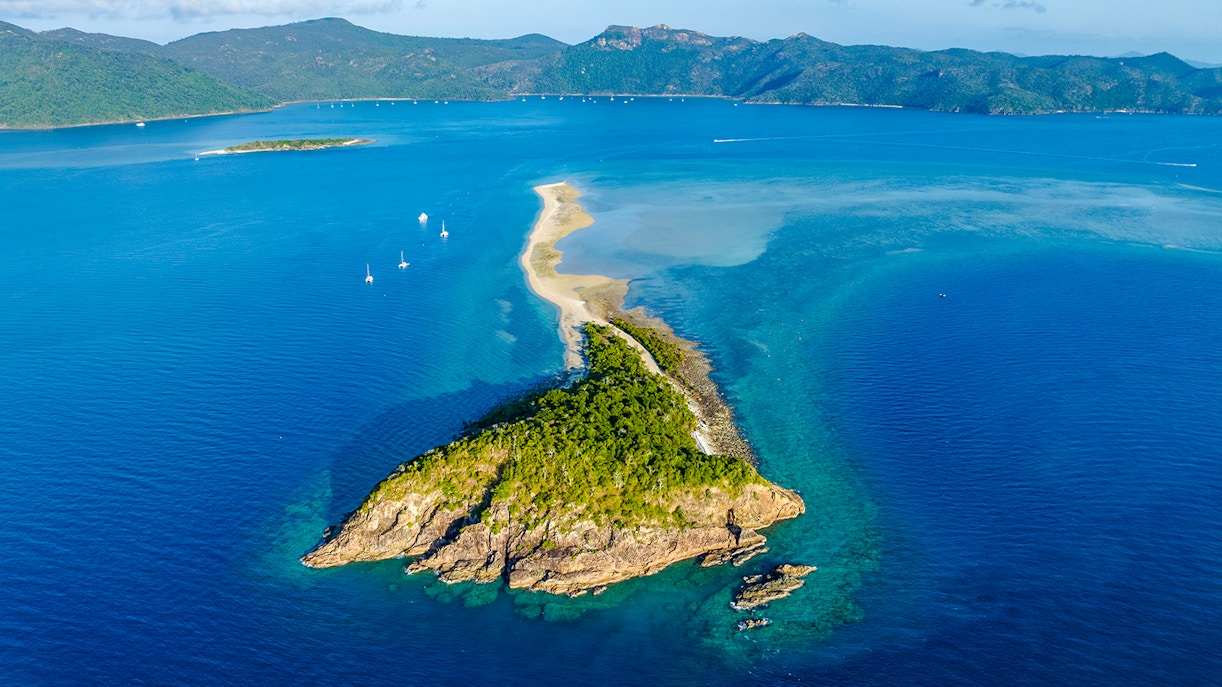 Langford Island with turquoise waters and lush greenery, Whitsundays, Australia.