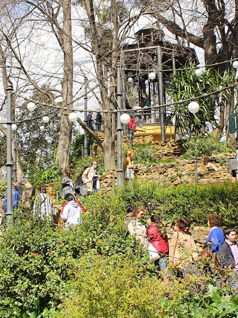 Group of tourists exploring María Luisa Park in Seville during a guided tour.