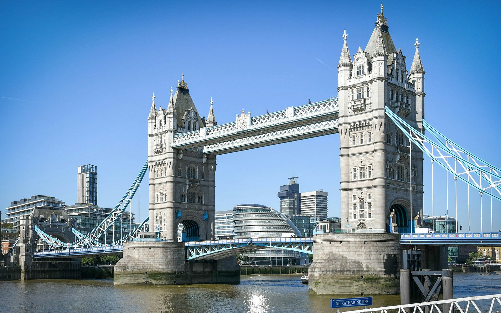 Tower Bridge and Westminster walking tour with view of iconic London landmarks.