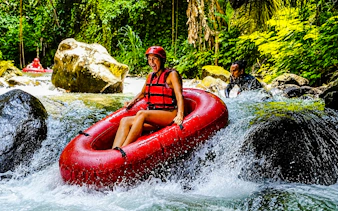 river tubing in ubud mit wasserfall und dschungel-canyon-3