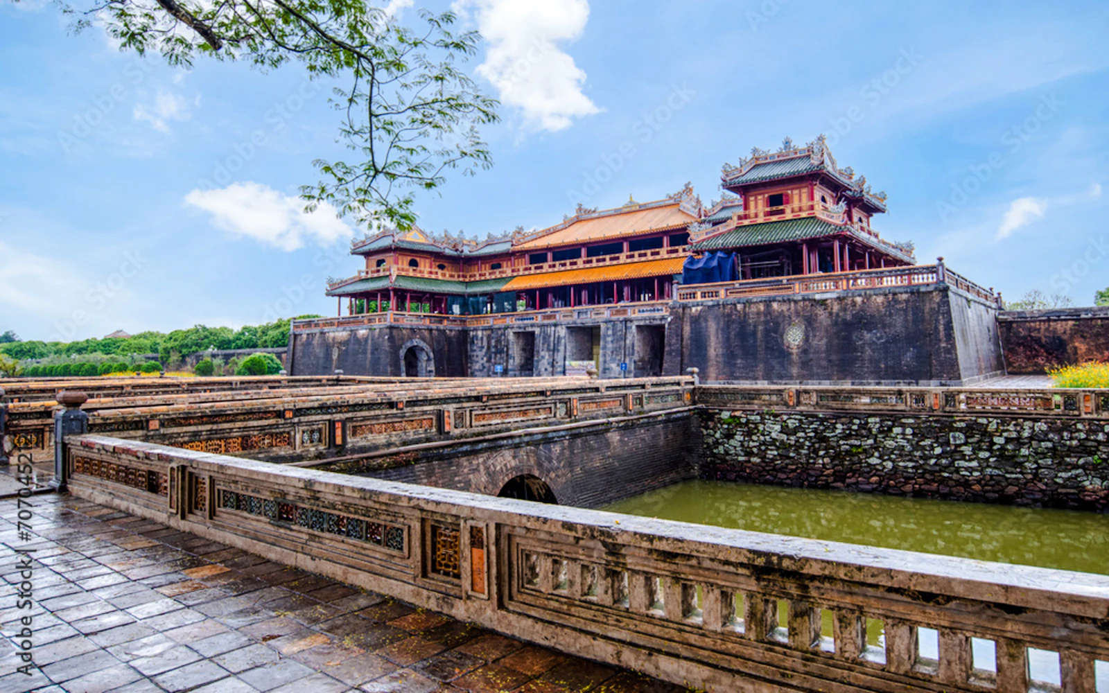Hue Imperial City & An Dinh Palace Private Guided Tour with Sweet Soup Desserts Image 2