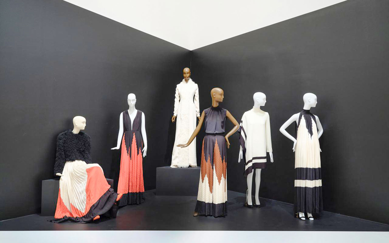 Mannequins displaying Martin Grant fashion exhibits with black and white dresses.