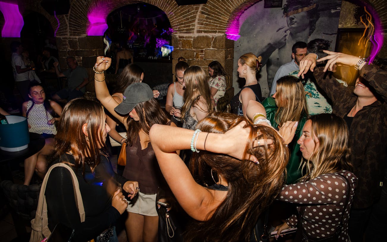 split after dark: pub crawl-4