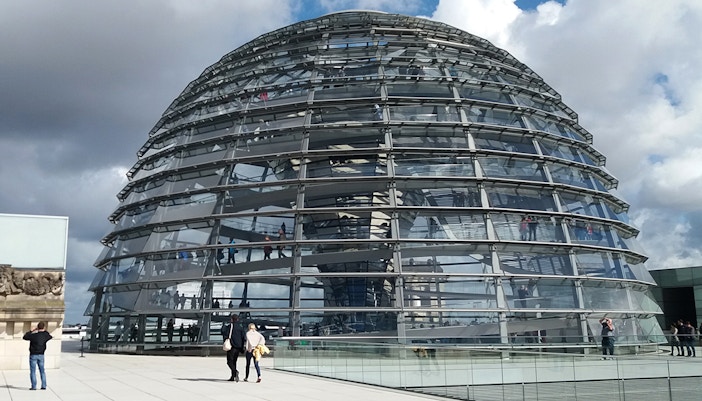 Blick auf die Glaskuppel des Reichstags von außen