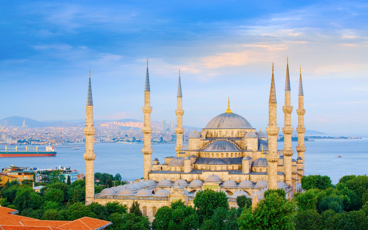 Aerial view of the Blue Mosque in Istanbul with minarets and cityscape.