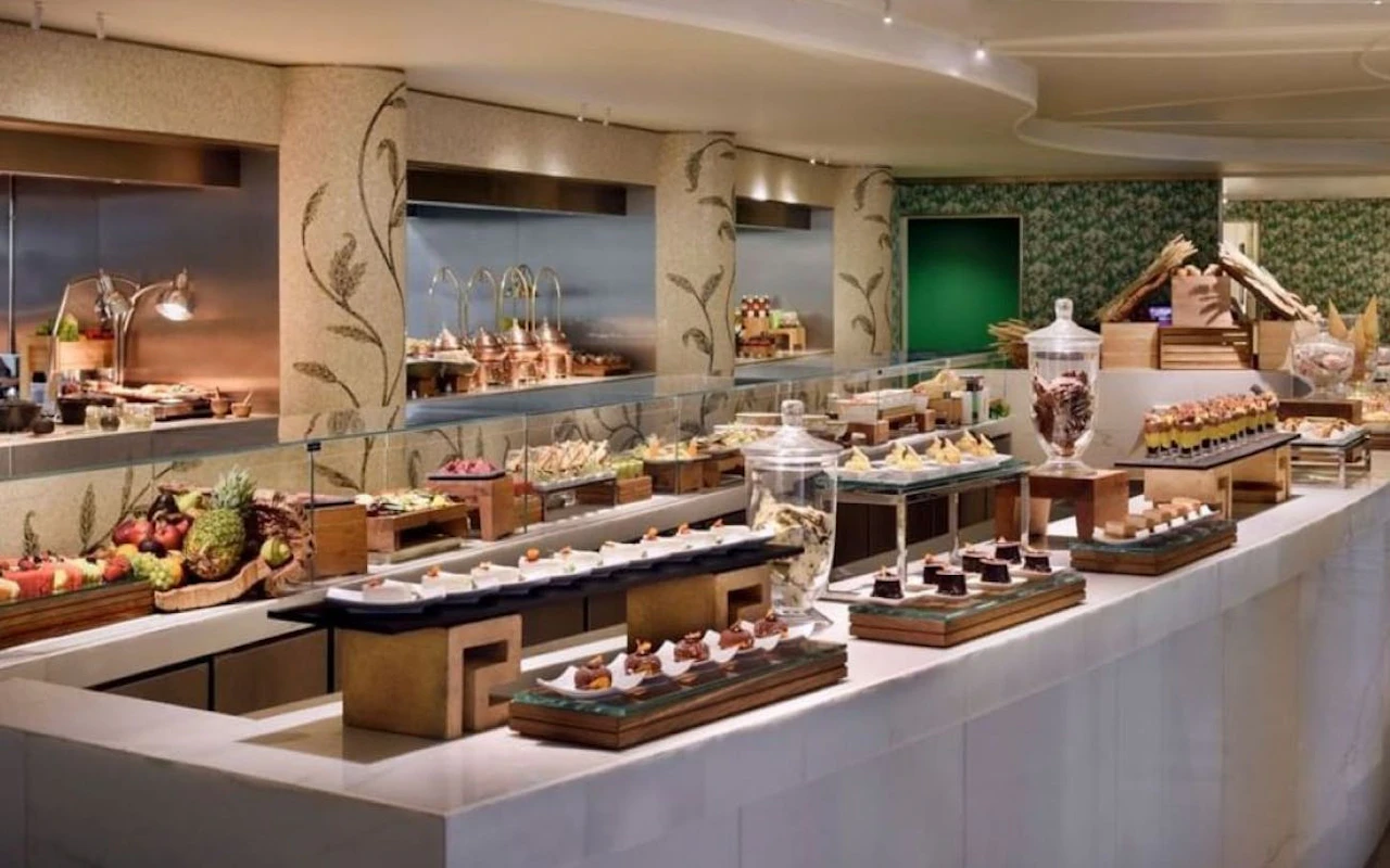 Giardino-Frühstücksbuffet: Internationales Buffet mit Live-Kochstationen und Außenterrasse