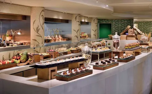 giardino-frühstücksbuffet: internationales buffet mit live-kochstationen und außenterrasse-1
