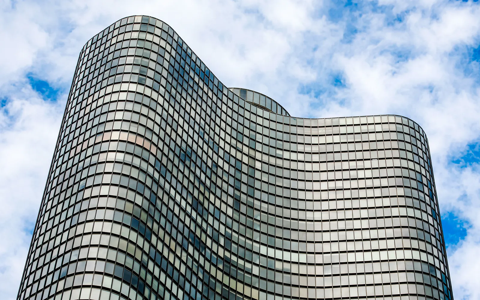 Curved glass facade of a skyscraper on the Chicago Architecture Cruise.