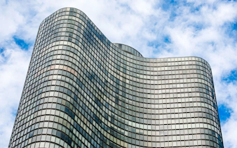 Curved glass facade of a skyscraper on the Chicago Architecture Cruise.