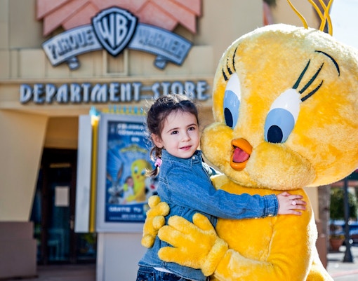 Child meeting Tweety character at Parque Warner Madrid