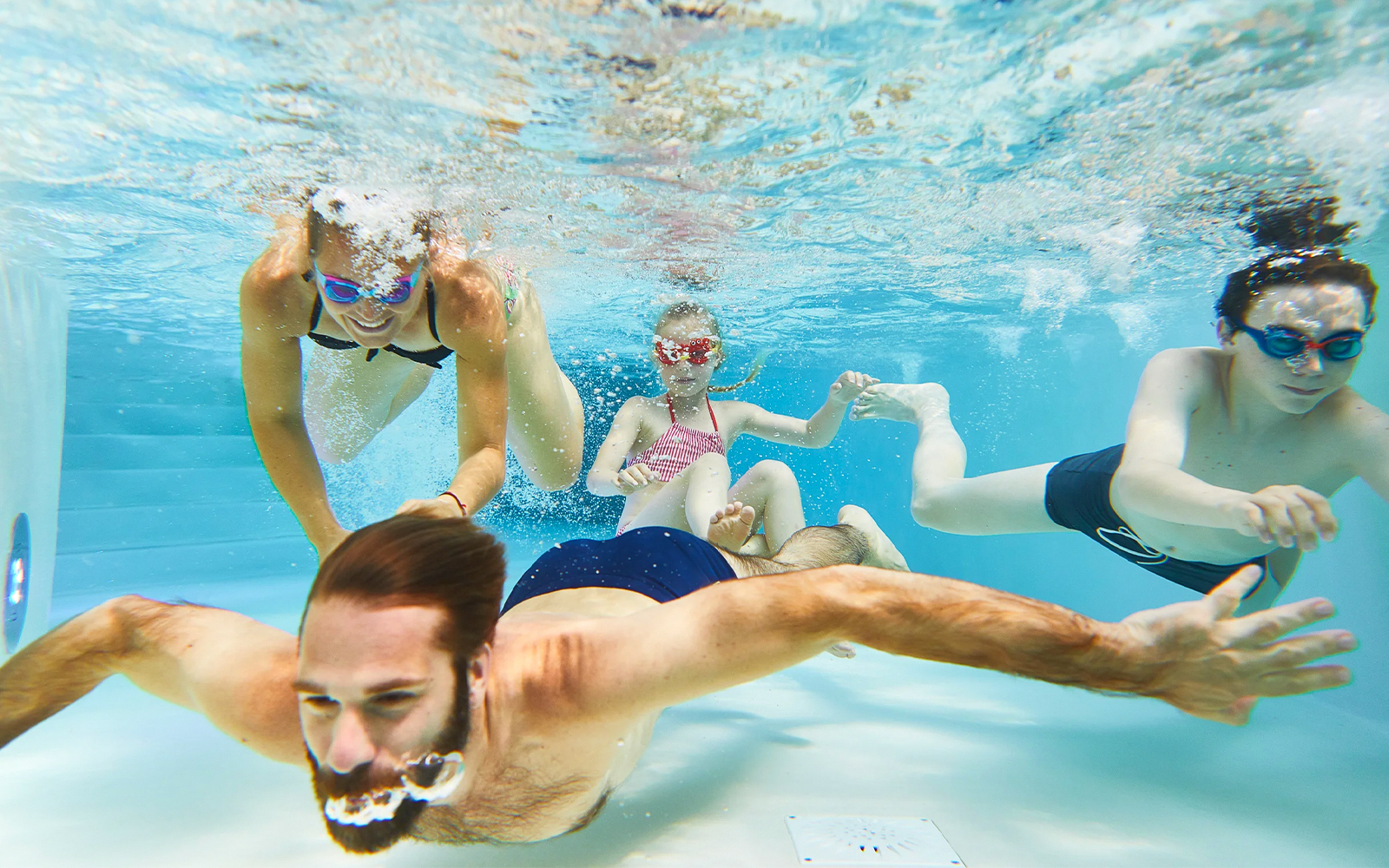 Tourists swimming underwater at Bellewaerde Aquapark.