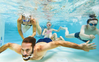 Tourists swimming underwater at Bellewaerde Aquapark.