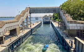 Segla genom Esna-slussen mot Luxor