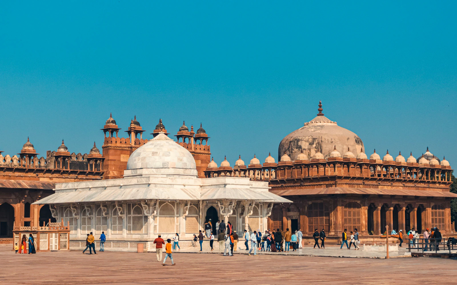 Agra to Jaipur Private Transfer with Stops at Fatehpur Sikri and Abhaneri Stepwell