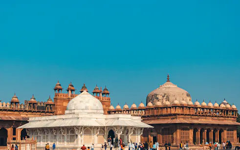 Fatehpur Sikri courtyard with tourists, Agra to Jaipur transfer tour.