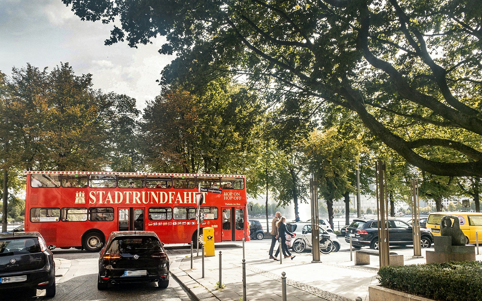 Stadtrundfahrt Hop on hop off bus going around Hamburg