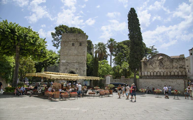 Ravello town square with historic stone buildings and outdoor café, Amalfi Coast tour.