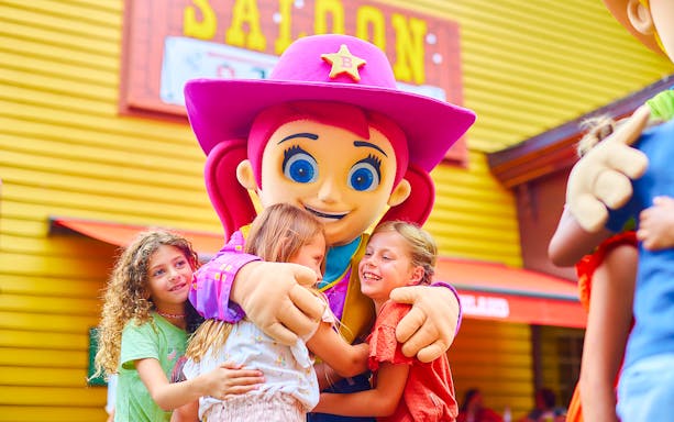 Kids hugging mascot at Bobbejaanland theme park.