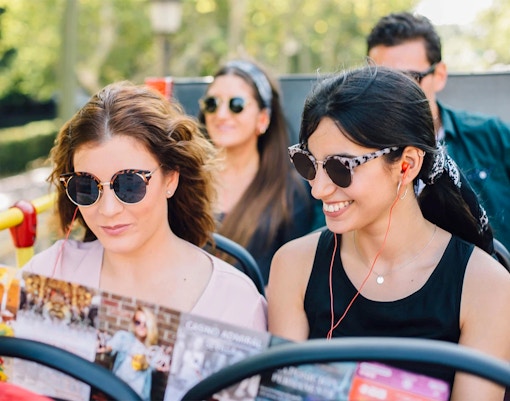 Frauen genießen eine Hop-on Hop-off Tour mit Audioguide