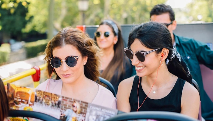 Atene attrazioni: turisti che passano davanti ai monumenti della città su un autobus Hop-on Hop-off durante una giornata di sole