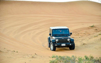 buggy veya dörtlü araç yolculukları, barbekü akşam yemeği ve canlı gösteriler dahil jeep wrangler ile kendi kendine sürüşlü özel çöl safarisi-2