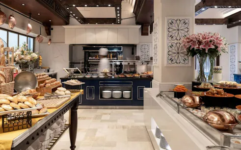 petit-déjeuner sous forme de buffet au rotisserie, proposant des plats du moyen-orient et d'europe-1