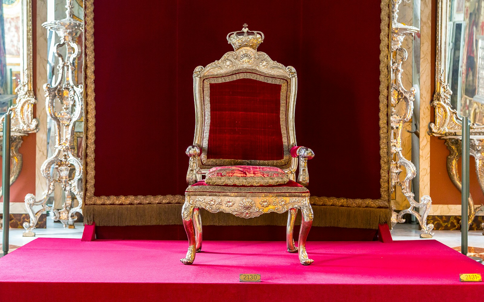 King's private quarters with intricate wood carvings