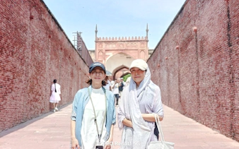 Visitors at the entrance of Agra Fort during the Delhi to Agra tour.