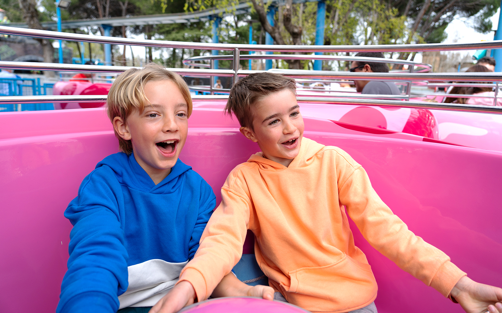 Parque Warner Madrid ride with flying chairs and colorful backdrop