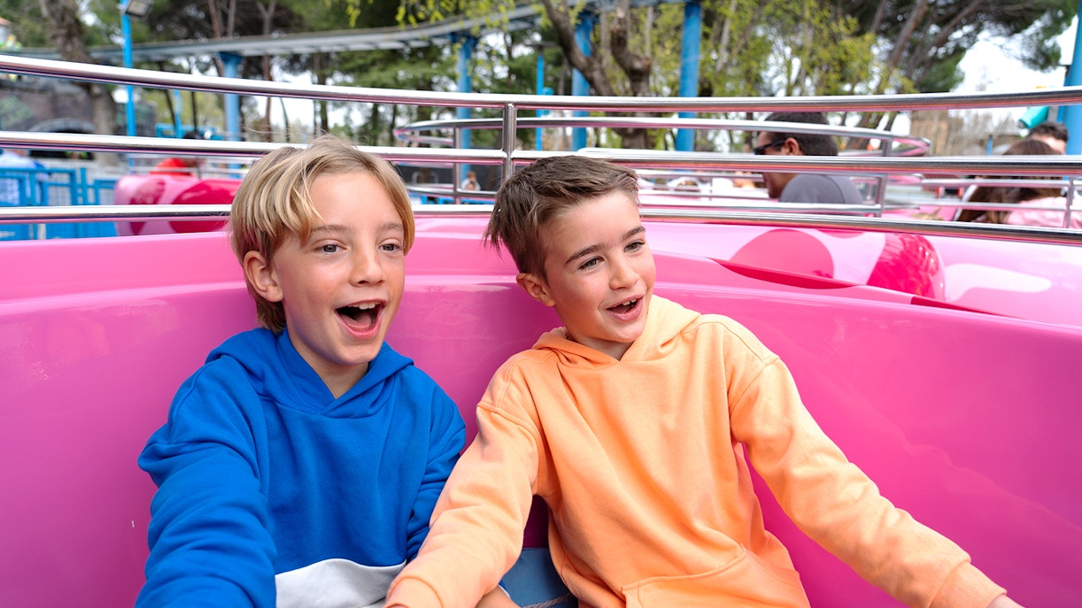 Parque Warner Madrid ride with flying chairs and colorful backdrop