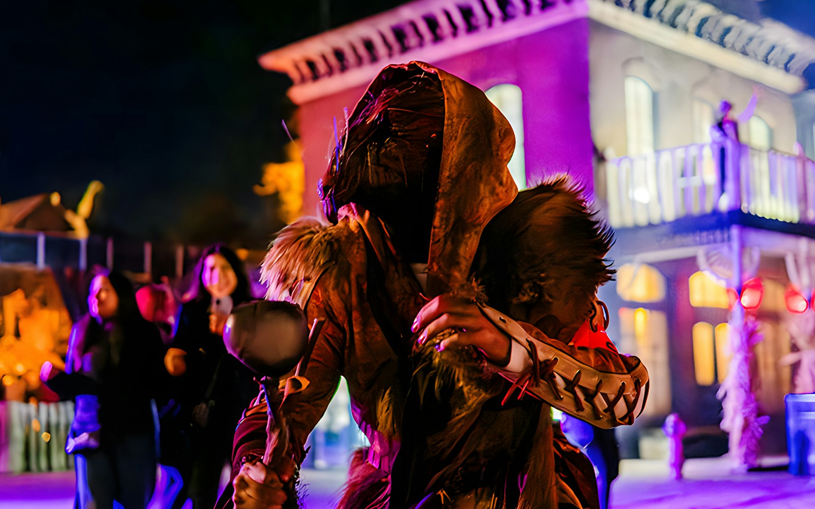 A costumed performer at Parque Warner Madrid's Halloween event, Astaroth: Evil Trinity.