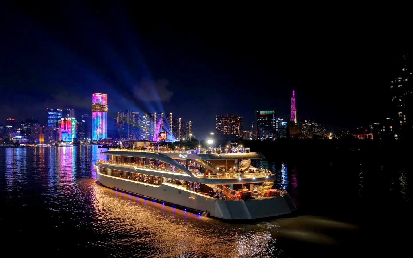 Ho Chi Minh City: Saigon River Dinner Cruise with Chill Set