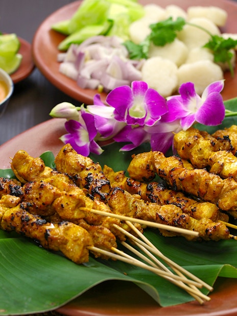 Chicken satay skewers on banana leaf at Ulu Ulu Restaurant, Night Safari Singapore.