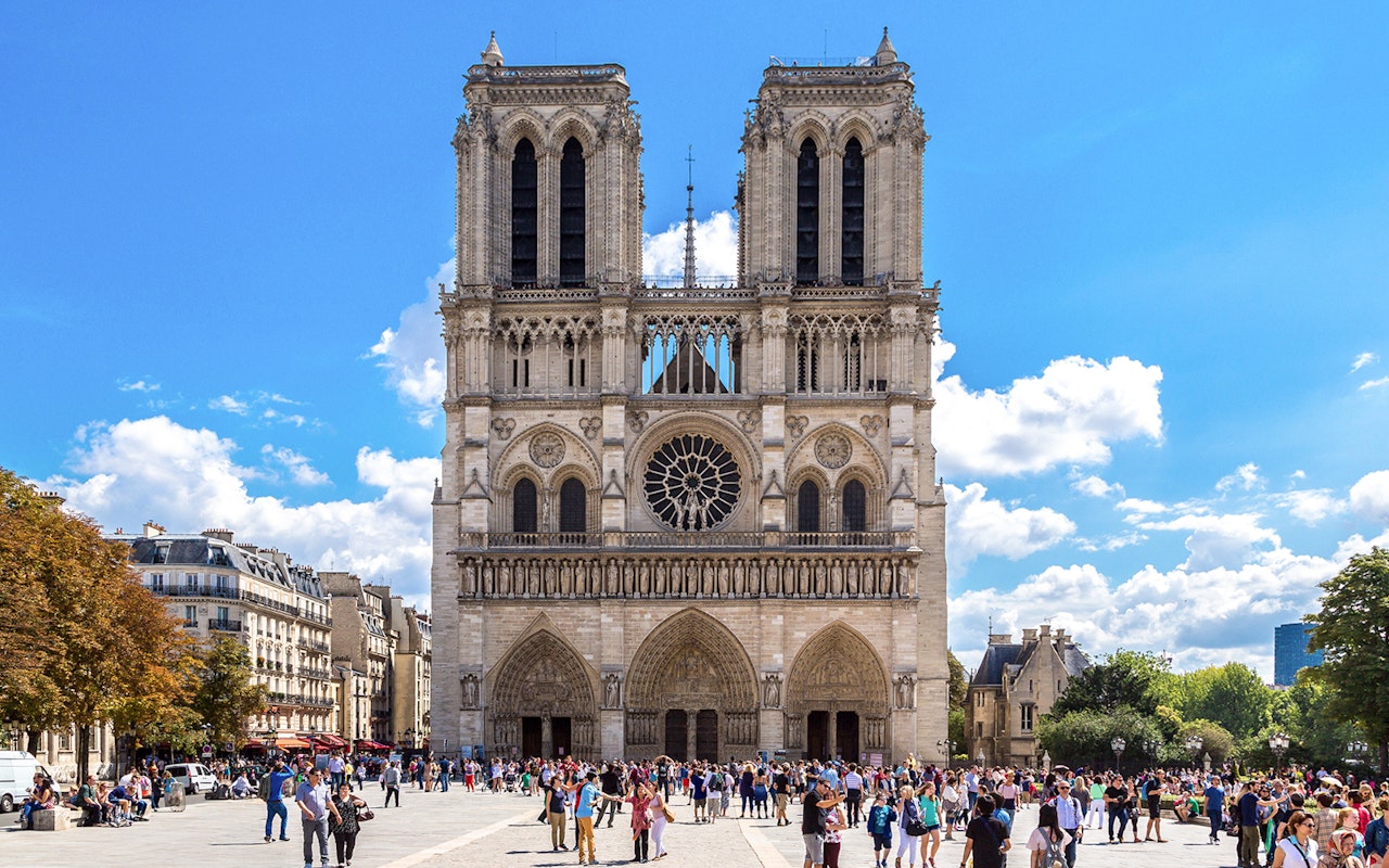 Combo: Biglietto combo di 1 giorno per Disneyland® Paris + tour guidato interno di Notre-Dame — 3