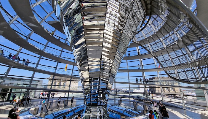 Spiegel und spiralförmige Rampen im Reichstags