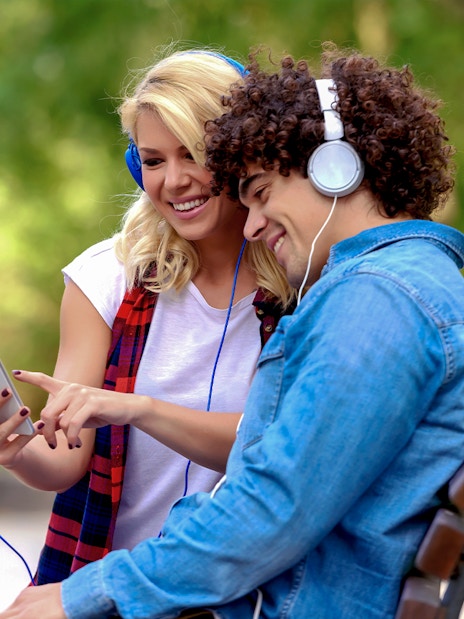 Couple listening to audio tour on phone for Quinta da Regaleira e-ticket.