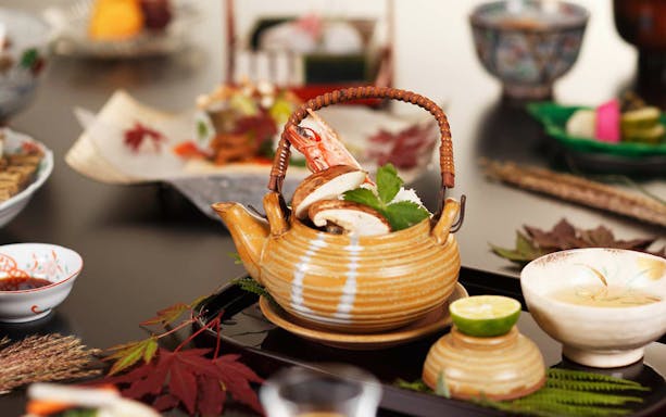 Kyoto kaiseki dining with teapot soup, mushrooms, and lime on a traditional table setting.