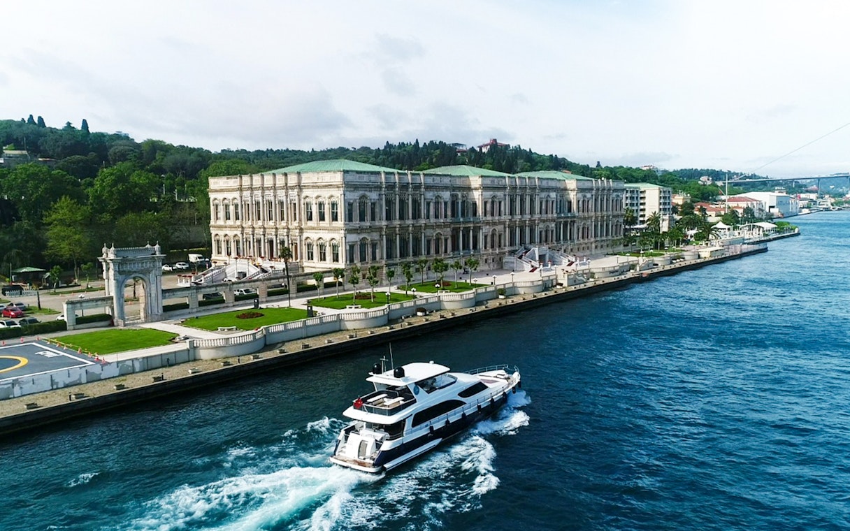 Bosphorus cruise boat passing by the Dolmabahçe Palace in Istanbul.