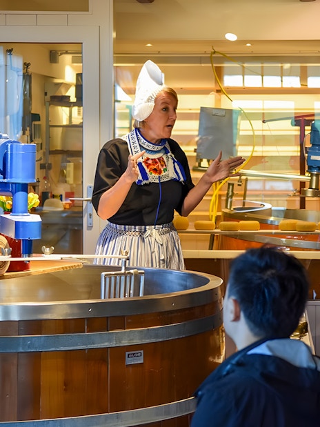 Cheese expert explaining cheese-making process during Keukenhof Windmills Tour.