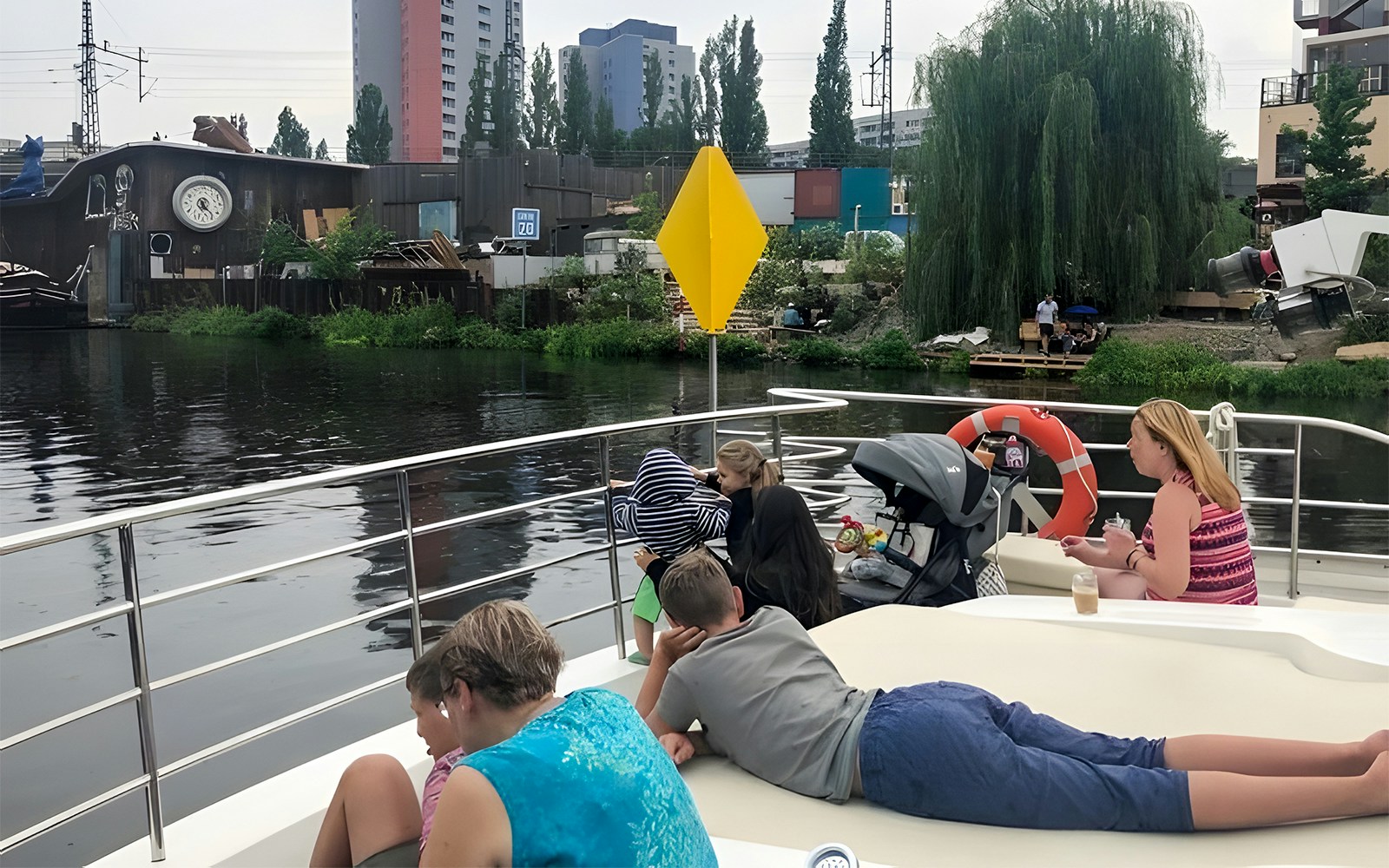 Guided sightseeing with live commentary or audio guides