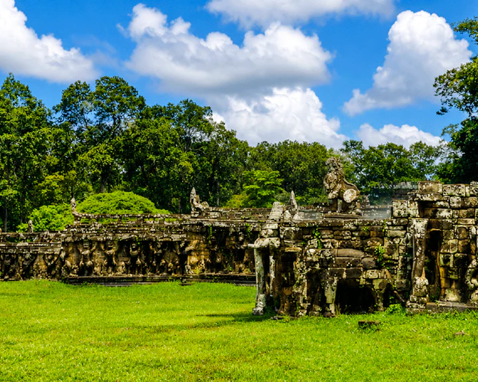 Angkor Temples Shared Group Guided Tour with Japanese-Speaking Guide