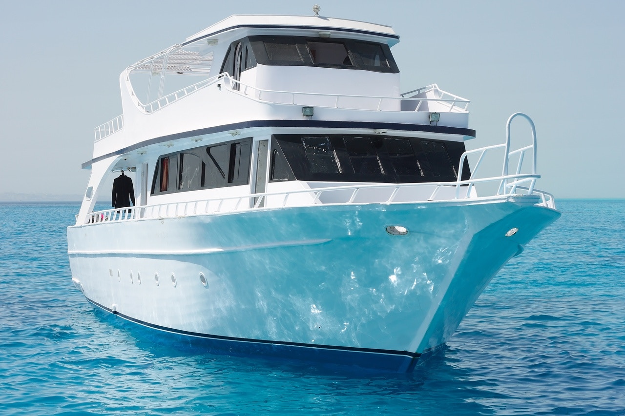 Boat on clear blue waters, Red Sea, Hurghada, for beginner scuba diving tour.