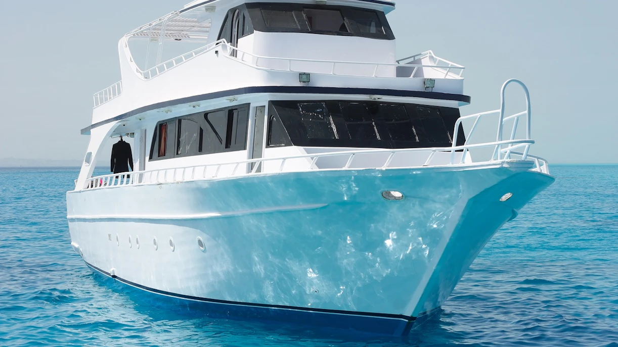 Boat on clear blue waters, Red Sea, Hurghada, for beginner scuba diving tour.