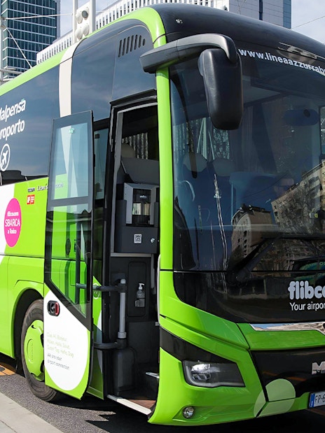 Green shuttle bus for one-way tickets from Frankfurt Hahn Airport to Frankfurt City.