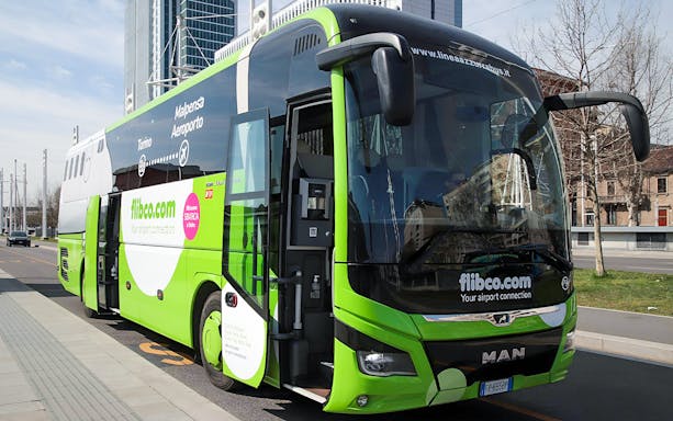 Green shuttle bus for one-way tickets from Frankfurt Hahn Airport to Frankfurt City.