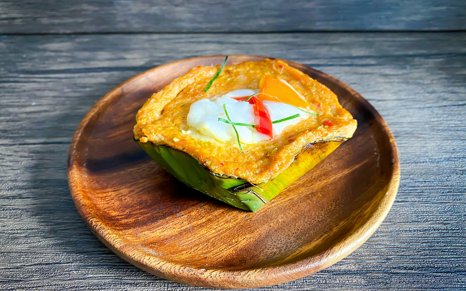 Grilled banana leaf parcels (hor mok)