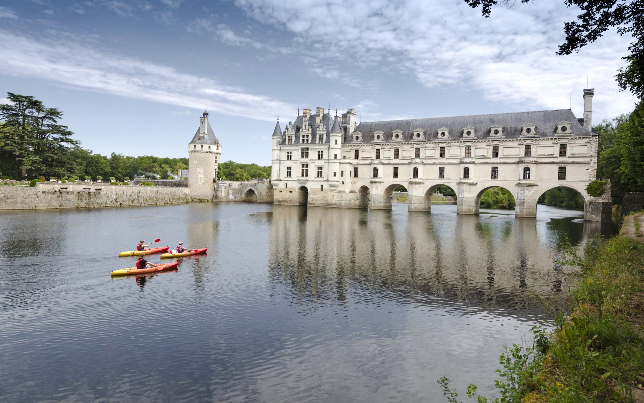 Kayakers on the river near Château de Chenonceau, Loire Valley, France.