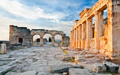 From Antalya or Kemer: Pamukkale and Hierapolis Guided Day Trip with Lunch