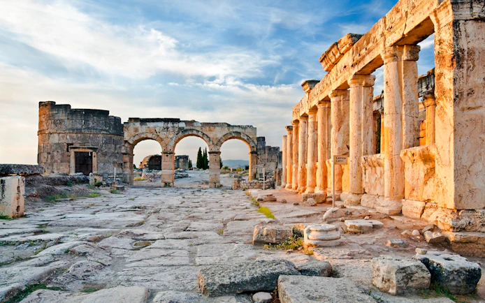From Antalya or Kemer: Pamukkale and Hierapolis Guided Day Trip with Lunch