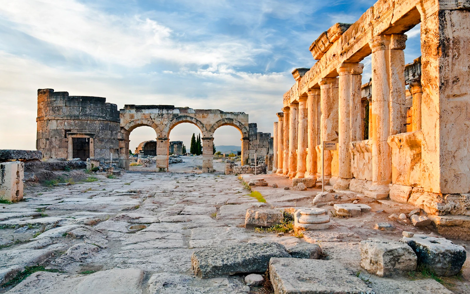 From Antalya or Kemer: Pamukkale and Hierapolis Guided Day Trip with Lunch Image 2